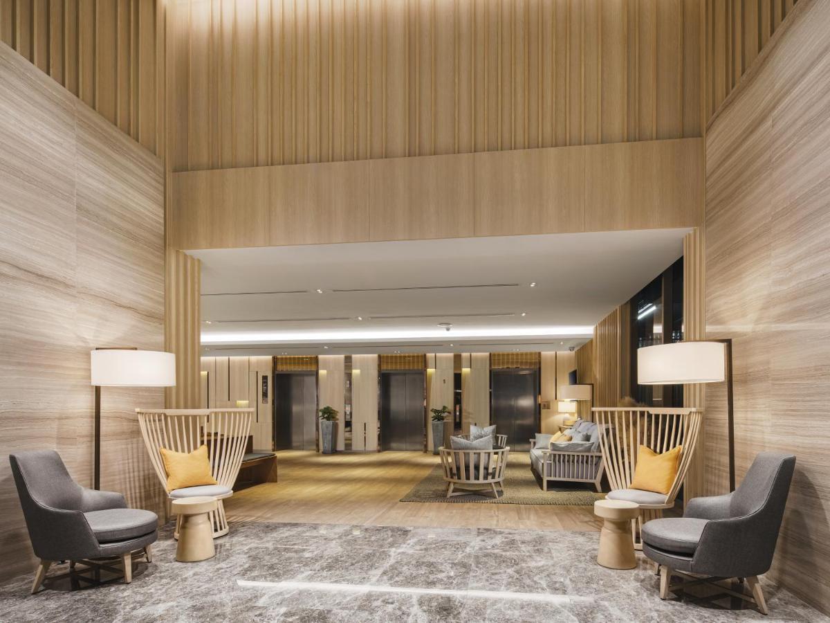 Oakwood Suites Banguecoque Exterior foto The lobby of the hotel