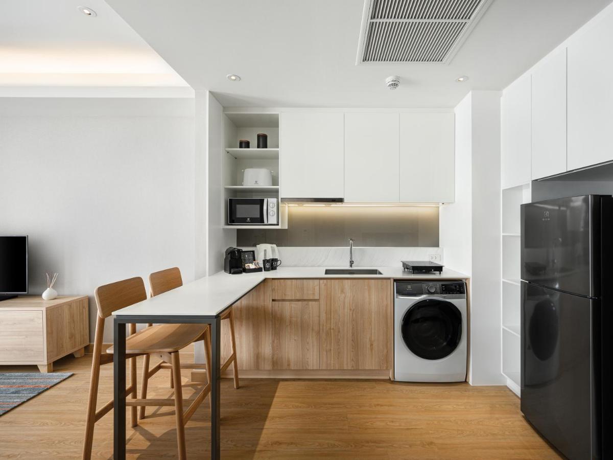 Oakwood Suites Banguecoque Exterior foto A typical apartment kitchen