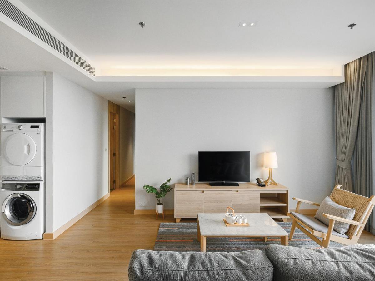 Oakwood Suites Banguecoque Exterior foto A living room in a serviced apartment in Hong Kong