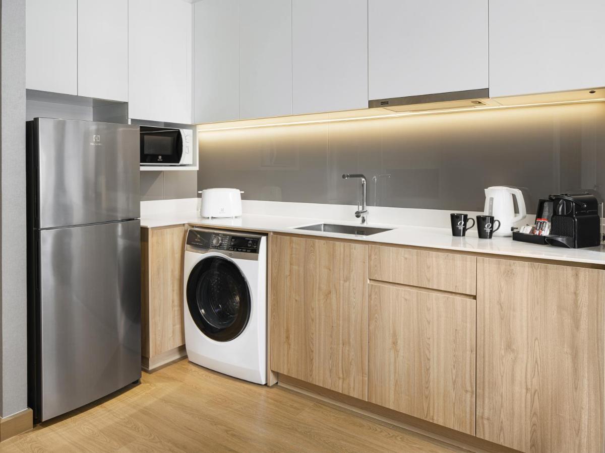 Oakwood Suites Banguecoque Exterior foto A typical kitchen in a serviced apartment