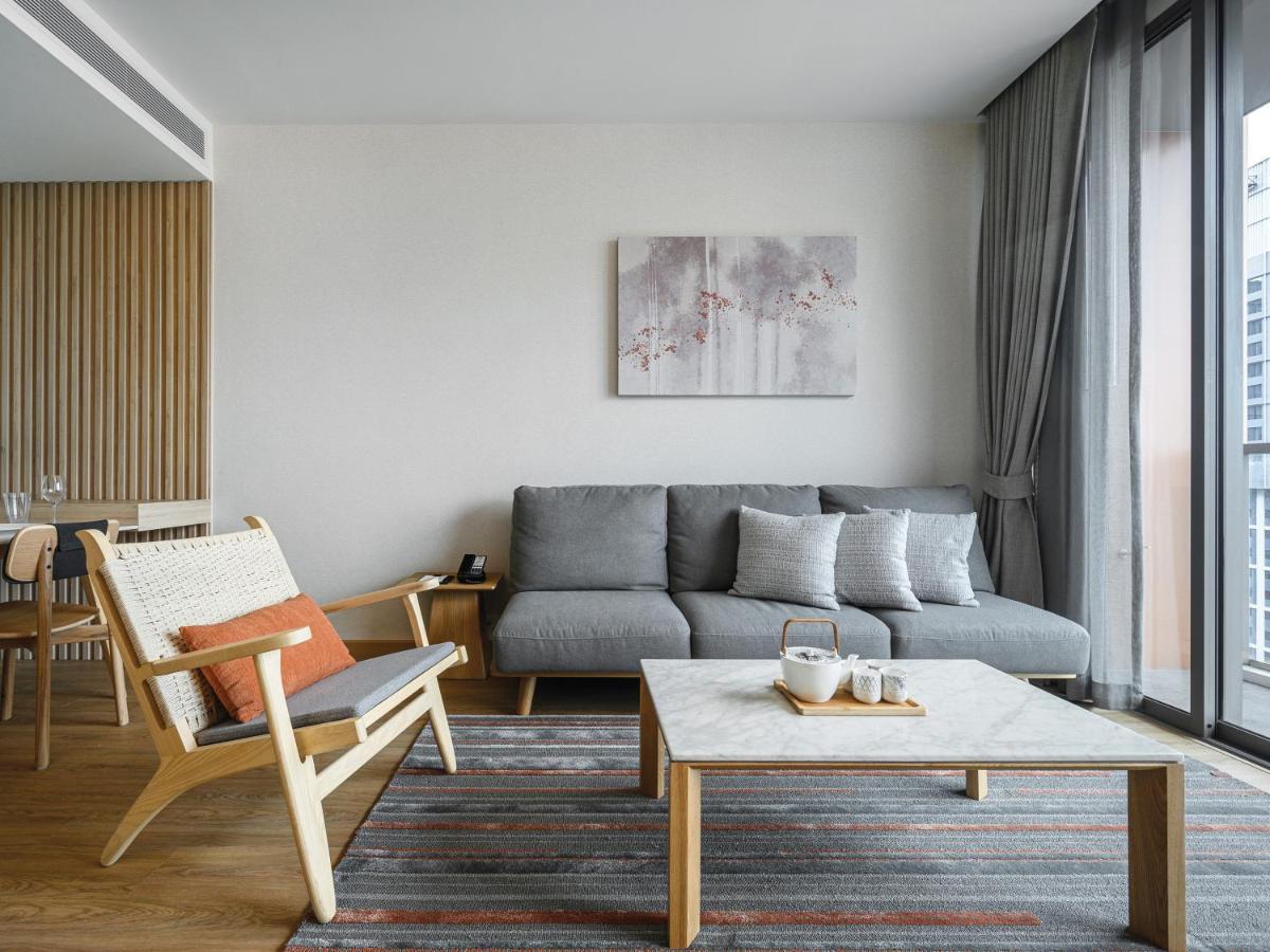 Oakwood Suites Banguecoque Exterior foto A living room in a serviced apartment in Shanghai, China