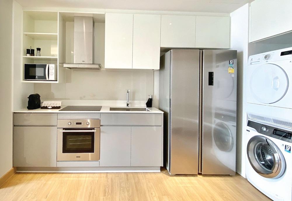 Oakwood Suites Banguecoque Exterior foto A kitchen in a student apartment
