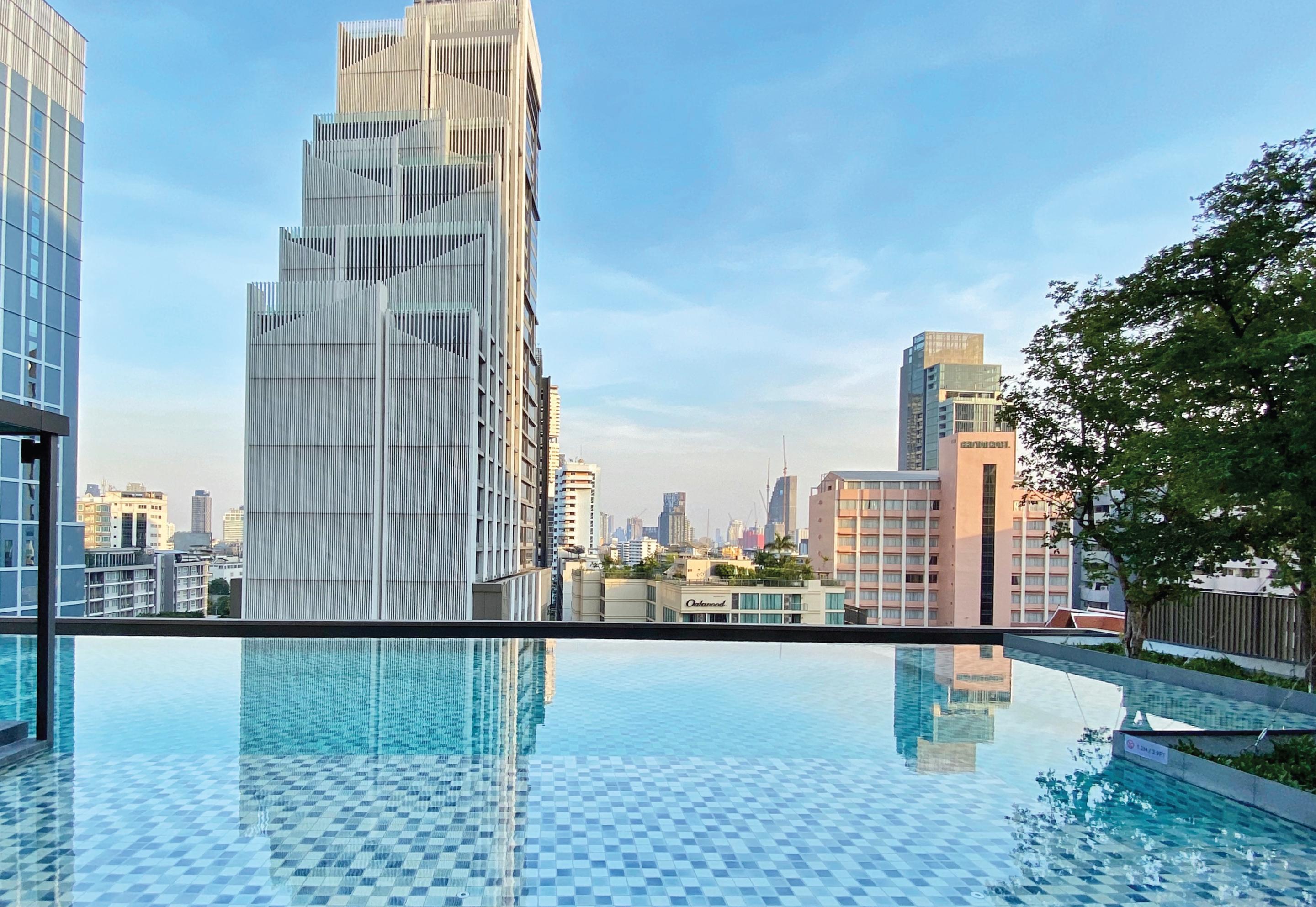 Oakwood Suites Banguecoque Exterior foto The pool at the 10th floor