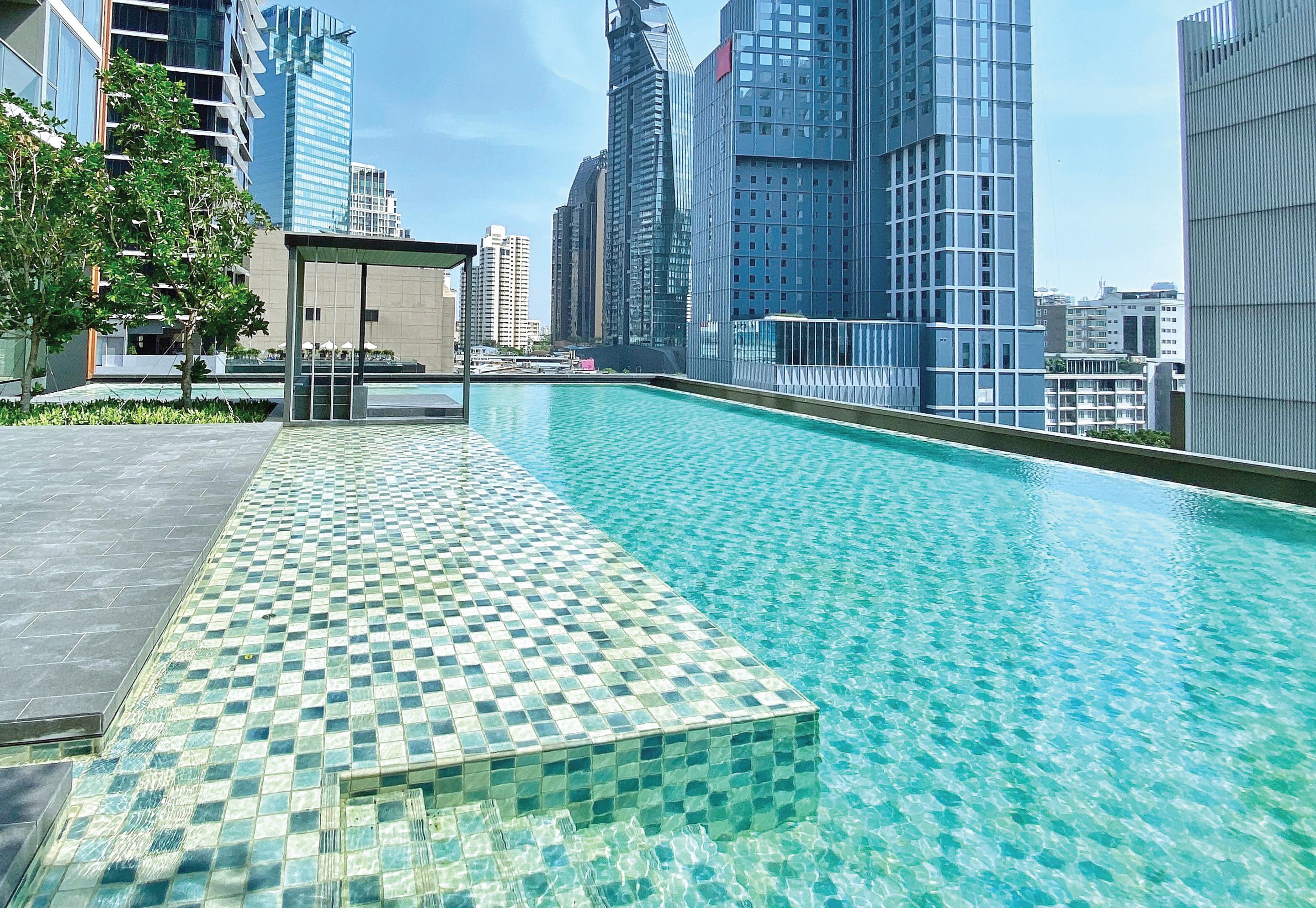 Oakwood Suites Banguecoque Exterior foto The rooftop pool at the hotel