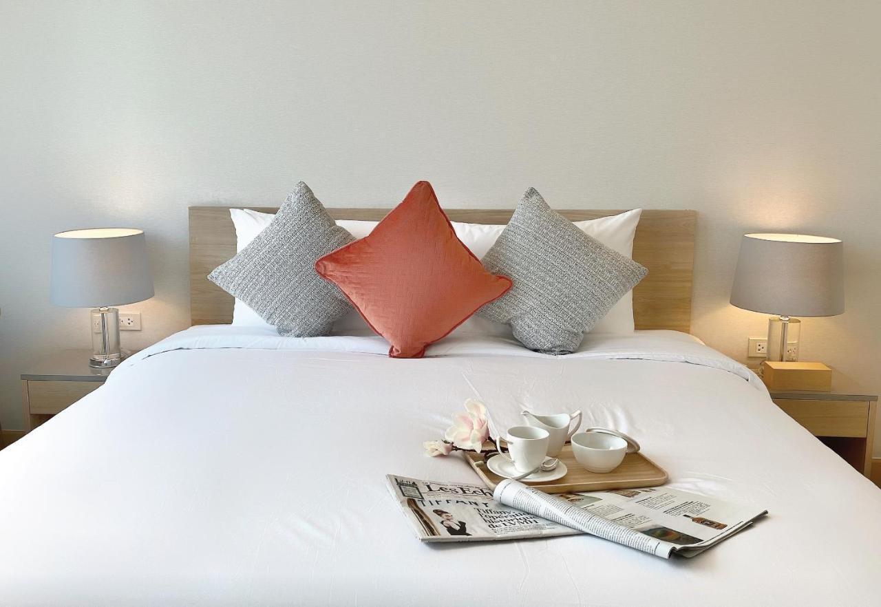 Oakwood Suites Banguecoque Exterior foto A bed with cushions