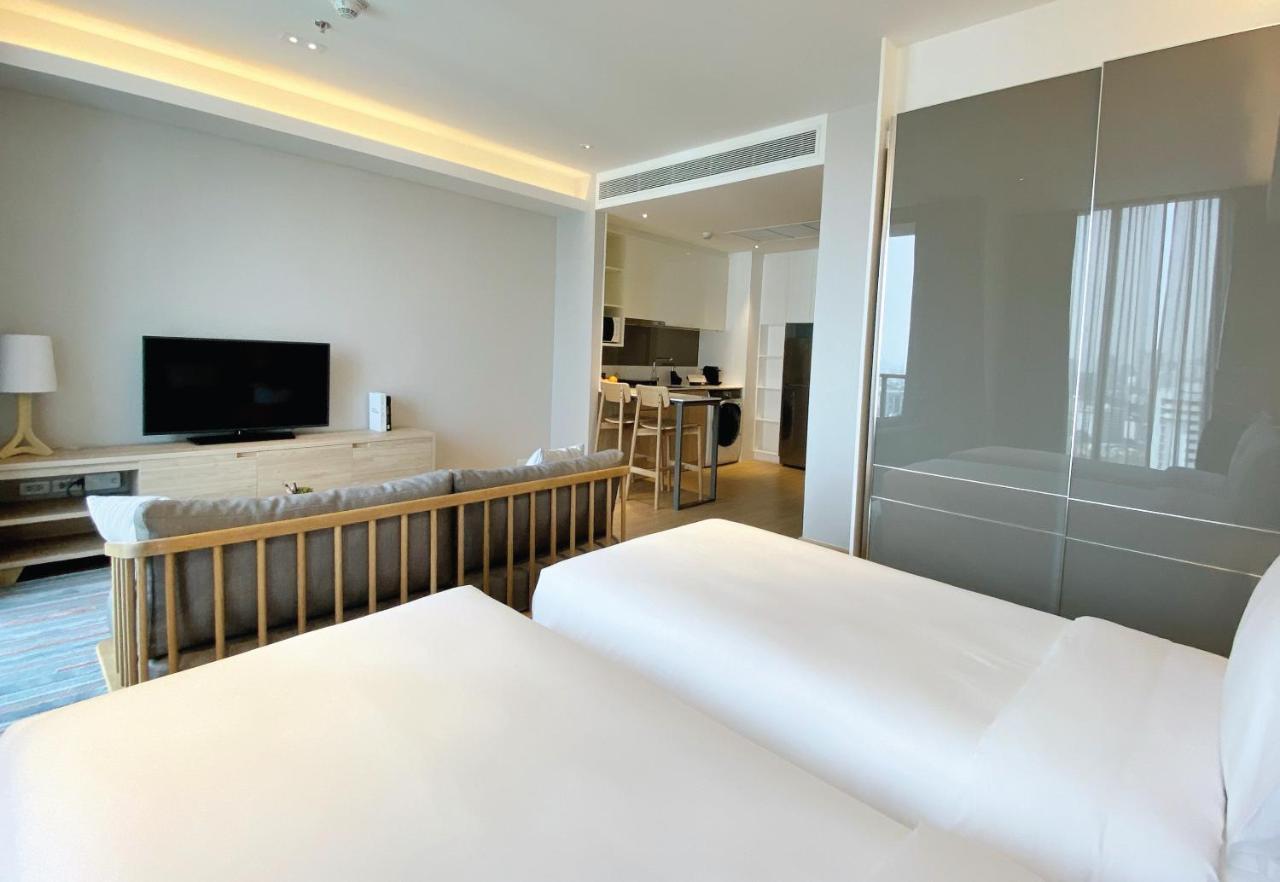 Oakwood Suites Banguecoque Exterior foto A room at the hotel
