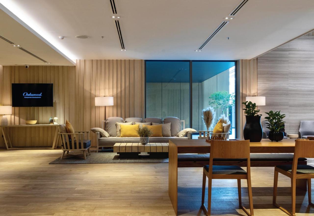 Oakwood Suites Banguecoque Exterior foto The living room of a three-bedroom residence